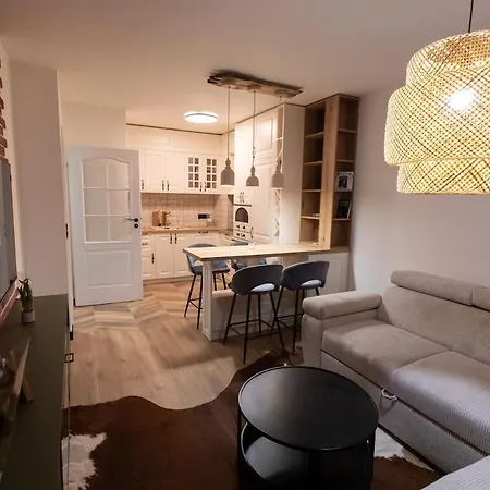 Апартамент Cozy & Comfortable With Free Parking *